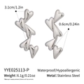Vista dettagliata di orecchini a cuore in acciaio inossidabile con dimensioni e peso - Stile Argento (YYE025113-P)