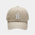 Détail de la broderie 3D de la lettre R sur une casquette de baseball en coton délavé vintage - Réglable / Kaki