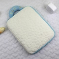 Custodia imbottita per laptop color crema con manici azzurri e motivo floreale ricamato - Bianco