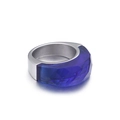 Moderner breiter Edelstahlring mit einem großen, dunkelblauen facettierten Kristal - Blau (KR44967-K)
