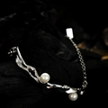 Pulsera artesanal de plata S925 con formas orgánicas irregulares y perlas blancas finas - Plata 925 / Oro Blanco