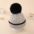 Detalle de gorro de punto gris para bebé con pompón negro grande y trenzado clásico - 0-12 Meses / Negro (Gris con pompón negro)
