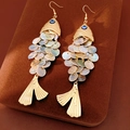 Detalle de pendientes de pez vintage con escamas de nácar y cuentas de ojo turco - Estilo de Gancho / Oro-Blanco