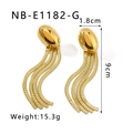 Detail der 18K vergoldeten Quastenohrringe mit Maßangaben auf weißem Hintergrund - 18K Gold / Gold (NB-E1182-G)
