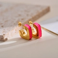 Detail von goldenen C-förmigen Edelstahl-Ohrringen mit pinker Emaille-Oberfläche - Rosarot