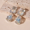 Detalle de pendientes de lujo con cristales cuadrados y de gota con aguja de plata - Blanco (Poste de pendiente de plata)
