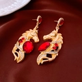 Détail de boucles d'oreilles tête de cheval vintage avec pierres rouges et strass brillants - Or-Rouge