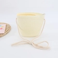 Dettaglio borsa a tracolla in paglia con chiusura a zip e tracolla in corda intrecciata - Bianco Latte