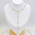 Elegante collana a Y dorata con accenti floreali traforati e diamanti rotondi - Stile Fiore