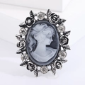 Vintage-Relief-Kamee-Brosche mit silbernem Blumenrahmen und Kristallakzenten für Damen - Kameen-Damenrelief / Silber