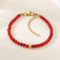 Vue détaillée des perles de pierre rouge et du fermoir doré en acier sur le bracelet - Style Turquoise Rouge Doré (KB207121-Z)