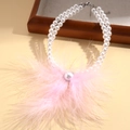 Detailansicht der zweilagigen Perlenkette mit weichen rosa Federn und feinen Metallakzenten - Rosa
