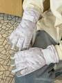 Dettaglio guanti da sci rosa con coniglietti, dita rinforzate e cinturino in velcro regolabile - Rosa