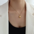 Collier avec pendentif serrure coeur en or 18k poli et chaîne croisée sur mannequin - Collier Cadenas Doré - 40+5cm