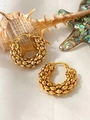 Gouden geometrische gestructureerde oorringen op witte zijde met decoratieve schelpen - Dichte Textuur Ring