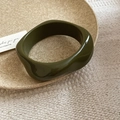 Brazalete de resina verde oscuro con diseño ondulado irregular y acabado de alto brillo - Estilo Retorcido / Verde