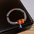 Detailaufnahme von Perlenarmband mit Kristallen, Jadeperlen und Glücksbringer-Anhänger - Perlenarmband aus weißem Bergkristall Jaspis und Bienenwachs