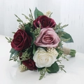 Hochzeitsstrauß aus künstlichen Rosen in Rot und Weiß mit rustikalem Jute-Griffband - Champagner Weinrot