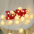 Dettaglio dell'insegna LOVE a LED rossi con luci a forma di rose bianche su una sedia - 1.5M 10LED-Batteria-Luce Fissa / Bianco