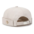 Beige miki hat in twill cotton with a small golden leaf metal badge on the side - Beige