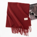 Eleganter roter Karo-Winterschal mit Fransen und Markenetikett für Neujahrs-Stylings - Mit Markenetikett / Kirschrot