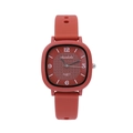 Détail d'une montre à quartz carrée rouge avec cadran texturé et bracelet souple - Rouge