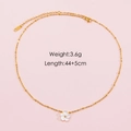 Collier fleur étoile en acier inoxydable doré avec pendentif nacre sur fond rose - Style Pendentif Fleur Blanche