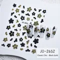 Dettaglio degli adesivi per unghie 3D in nero e oro con eleganti motivi floreali - Fiori Neri e Oro
