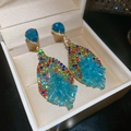 Detalle de pendientes bohemios con cristales azules y piedras de colores en pavé fino - Pin de Plata - Azul - Multicolor