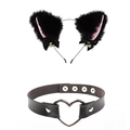 Close-up van pluche zwarte kattenoren en de lederen halsband met hartvormige ring - Zwart en Roze Kattenoren Hoofdband en Hart Choker