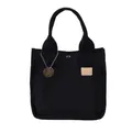 Minimalistische schwarze Segeltuchtasche mit Metallanhänger und Logo-Lederaufnäher - Schwarz