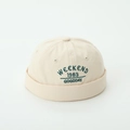 Dettaglio del cappello docker beige con ricamo verde Weekend 1983 per bambini - 52cm (2-5 Anni) / Beige