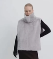 Vista dettagliata del gilet in ecopelliccia grigia con collo alto e design senza maniche - S / Grigio