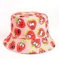 Détail de chapeau bob rose avec motifs de fraises de bande dessinée aux expressions - Fraise Rose