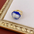 Detalle de anillo vintage bañado en oro con perla barroca, cristales y diamantes azules - Estilo de Perla Irregular Circonita Azul (Chapado en Oro Real)
