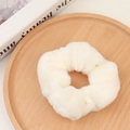 Elastico per capelli in finta pelliccia bianco crema su vassoio in legno elegante - Bianco Sporco