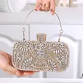 Detail der Abendtasche mit strahlendem Blumenmuster aus Strass und goldenem Metallgriff - Silber Basis Gold Strass