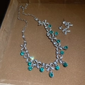 Set gioielli a goccia verde smeraldo con dettagli a fiocco in finitura argento - Argento-Verde