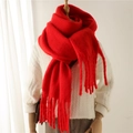 Détail de la texture épaisse en mohair et des longues franges de cette écharpe rouge - Rouge / 240x38cm