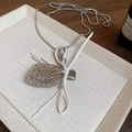 Collar plateado con colgante de bolso tejido dije de corazón y lazo blanco chic - Estilo Bolso Tejido Plateado Corazón Lazo Blanco