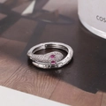Dettaglio dell'anello a forma di serpente argento con pietre rosse e cristalli pavé - Argento con pietre rosse