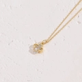 Collana con ciondolo a quadrifoglio dorato con pietre di zircone su una catena sottile - Trifoglio Oro (XL2330)