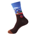 Weihnachtssocken mit schneebedeckter Hütte, rotem Auto und Geschenkbox auf braunem Grund - 1345-Hellblaues Winterauto