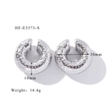 Dettaglio degli orecchini a clip in argento con texture martellata e diametro di 30mm - Stile Texture Concavo-Convessa Argento (HF-E3573-S)