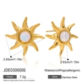 Dettaglio degli orecchini a sole in acciaio inossidabile 18K con intarsio in opale - Orecchini a Bottone Sole con Opale