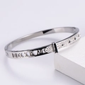 Dettaglio del bracciale argento con numeri romani traforati e fibbia di diamanti brillanti - Argento