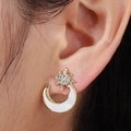 Elegantes pendientes de botón dorados con luna y estrella, esmalte blanco y circonitas - Blanco