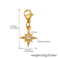 Detail eines sternförmigen Edelstahlanhängers mit Zirkon und Karabinerverschluss - Goldener Sternschliff Anhänger