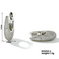 Detailansicht der U-förmigen silbernen Creolen mit klaren Zirkonia Steinen und 2,5 cm Höhe - Silberner Pave-Creolen-Stil (E03353-1)
