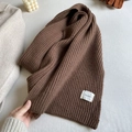 Sciarpa spessa in maglia a coste marrone per l'inverno con morbido design minimalista - caffè